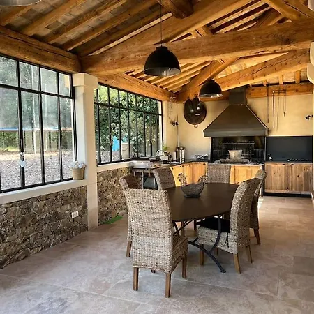 Holiday home Spacieuse, Grande Piscine Et Jardin Saint-Quentin-la-Poterie