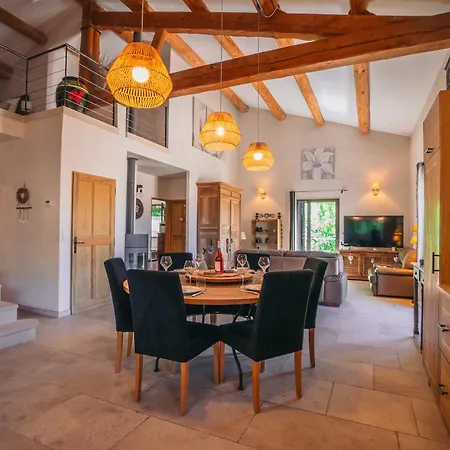 Spacieuse, Grande Piscine Et Jardin Holiday home