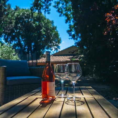 Spacieuse, Grande Piscine Et Jardin Holiday home Saint-Quentin-la-Poterie