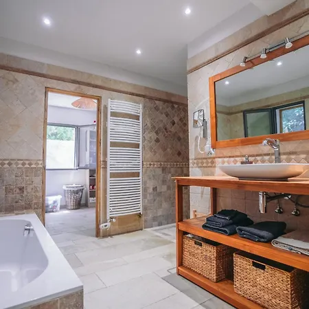 Spacieuse, Grande Piscine Et Jardin *