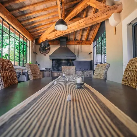 Ferienhaus Spacieuse, Grande Piscine Et Jardin Saint-Quentin-la-Poterie