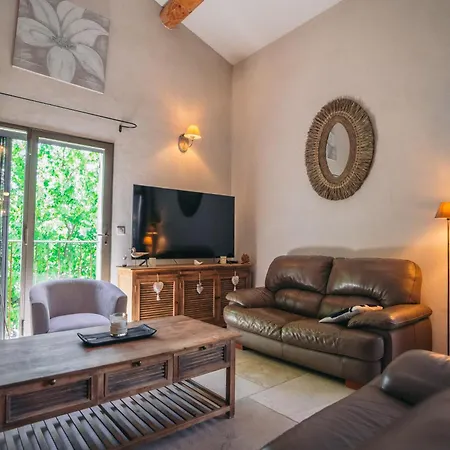 Ferienhaus Spacieuse, Grande Piscine Et Jardin Saint-Quentin-la-Poterie