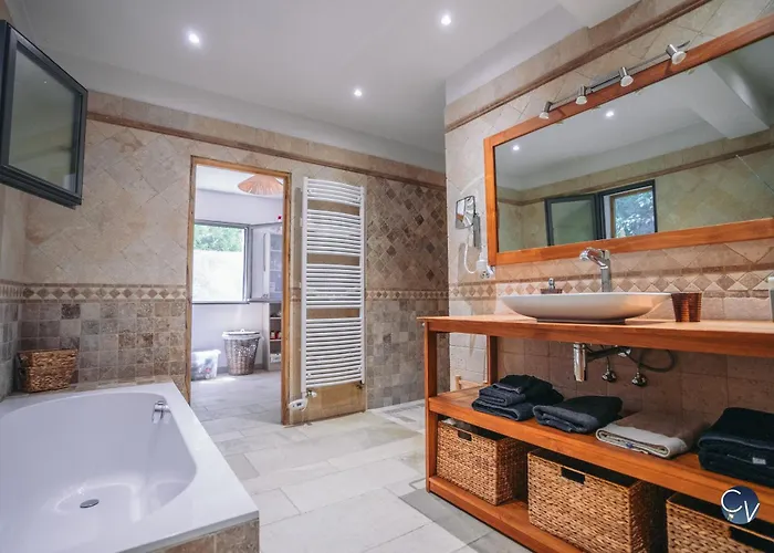 Spacieuse, Grande Piscine Et Jardin *